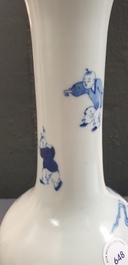 A Chinese blue and white bottle vase with go-players, 19/20th C.