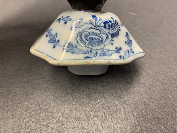 Een blauw-wit Delfts vijfdelig kaststel met floraal chinoiserie decor, 18e eeuw
