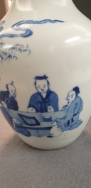 A Chinese blue and white bottle vase with go-players, 19/20th C.
