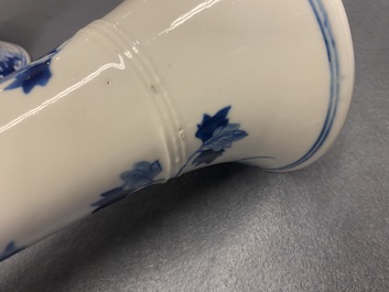 Une paire de grands bougeoirs en porcelaine de Chine en bleu et blanc, 19&egrave;me