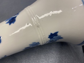Une paire de grands bougeoirs en porcelaine de Chine en bleu et blanc, 19&egrave;me