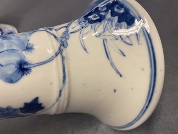 Une paire de grands bougeoirs en porcelaine de Chine en bleu et blanc, 19&egrave;me