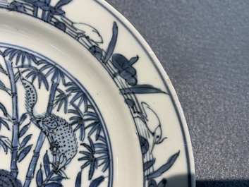 Une assiette en porcelaine de Chine en bleu et blanc &agrave; d&eacute;cor de deux &eacute;cureuils et une grenouille, Wanli