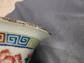 Een paar Chinese famille rose vazen, 19e eeuw