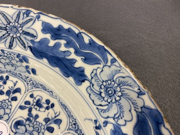 Un plat en porcelaine de Chine en bleu et blanc &agrave; d&eacute;cor floral, Kangxi