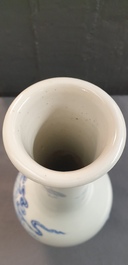 A Chinese blue and white bottle vase with go-players, 19/20th C.