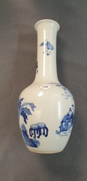 A Chinese blue and white bottle vase with go-players, 19/20th C.