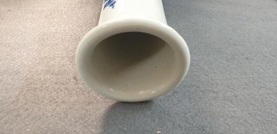 A Chinese blue and white bottle vase with go-players, 19/20th C.