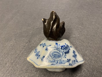 Een blauw-wit Delfts vijfdelig kaststel met floraal chinoiserie decor, 18e eeuw