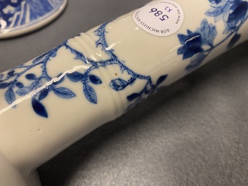 Une paire de grands bougeoirs en porcelaine de Chine en bleu et blanc, 19&egrave;me