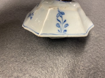 Een blauw-wit Delfts vijfdelig kaststel met floraal chinoiserie decor, 18e eeuw