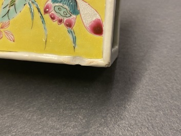Een Chinese famille rose penselenbeker en een ijzerrode en vergulde theepot, Yongzheng/Qianlong