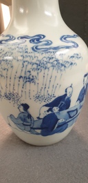 A Chinese blue and white bottle vase with go-players, 19/20th C.