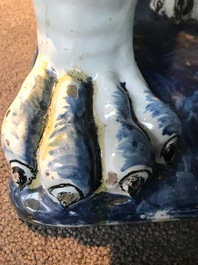 Une paire de grands mod&egrave;les de lions en fa&iuml;ence polychrome de Rouen, France, 18&egrave;me