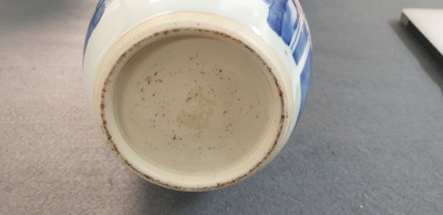 A Chinese blue and white bottle vase with go-players, 19/20th C.