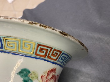Een paar Chinese famille rose vazen, 19e eeuw