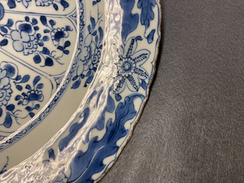 Un plat en porcelaine de Chine en bleu et blanc &agrave; d&eacute;cor floral, Kangxi