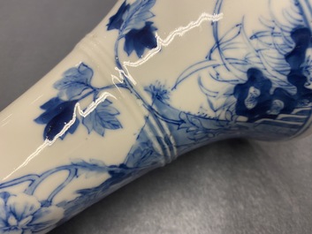 Une paire de grands bougeoirs en porcelaine de Chine en bleu et blanc, 19&egrave;me