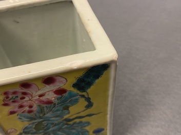 Een Chinese famille rose penselenbeker en een ijzerrode en vergulde theepot, Yongzheng/Qianlong