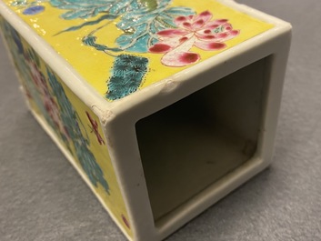 Een Chinese famille rose penselenbeker en een ijzerrode en vergulde theepot, Yongzheng/Qianlong