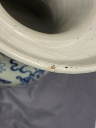 Vier Chinese vazen met blauw-wit decor op celadon fondkleur, 19e eeuw
