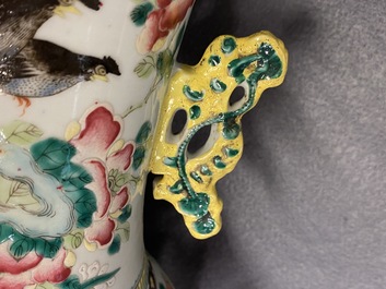 Een paar Chinese famille rose vazen, 19e eeuw
