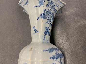 Een blauw-wit Delfts vijfdelig kaststel met floraal chinoiserie decor, 18e eeuw
