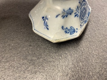 Een blauw-wit Delfts vijfdelig kaststel met floraal chinoiserie decor, 18e eeuw