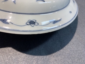 Une assiette en porcelaine de Chine en bleu et blanc &agrave; d&eacute;cor de deux &eacute;cureuils et une grenouille, Wanli