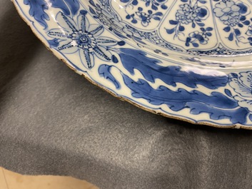 Un plat en porcelaine de Chine en bleu et blanc &agrave; d&eacute;cor floral, Kangxi
