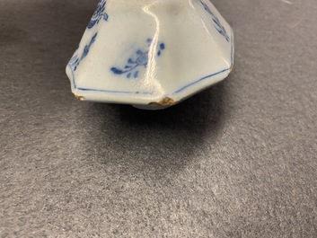 Een blauw-wit Delfts vijfdelig kaststel met floraal chinoiserie decor, 18e eeuw