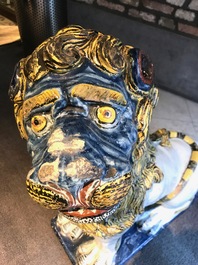 Une paire de grands mod&egrave;les de lions en fa&iuml;ence polychrome de Rouen, France, 18&egrave;me