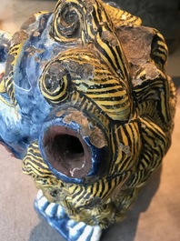 Une paire de grands mod&egrave;les de lions en fa&iuml;ence polychrome de Rouen, France, 18&egrave;me