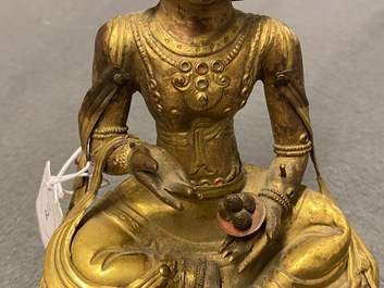 Une figure du Bouddha en cuivre dor&eacute;, Sino-Tibet, 18/19&egrave;me