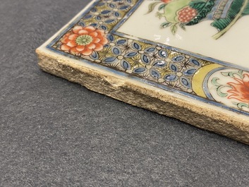Une plaque en porcelaine de Chine famille verte &agrave; d&eacute;cor d'antiquit&eacute;s, 19&egrave;me