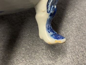 Une sauci&egrave;re en fa&iuml;ence de Delft en bleu et blanc, 18&egrave;me