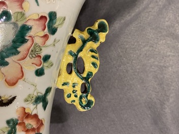 Een paar Chinese famille rose vazen, 19e eeuw