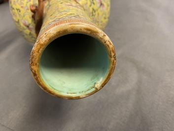 Un vase de forme bouteille en porcelaine de Chine famille rose, marque de Qianlong, R&eacute;publique