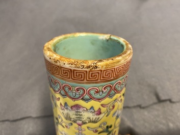 Un vase de forme bouteille en porcelaine de Chine famille rose, marque de Qianlong, R&eacute;publique