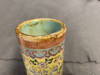 Un vase de forme bouteille en porcelaine de Chine famille rose, marque de Qianlong, R&eacute;publique