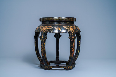 Un socle en bois peint et laqu&eacute;, Chine, 19&egrave;me