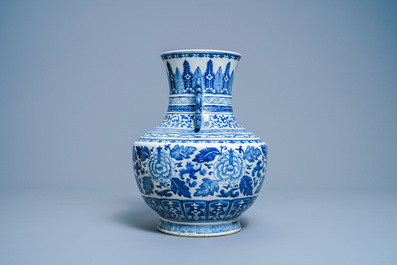 Een Chinese blauw-witte 'hu' vaas met floraal decor, Qianlong merk, 19e eeuw