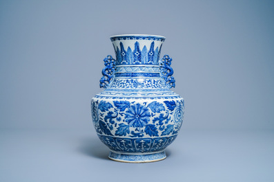 Een Chinese blauw-witte 'hu' vaas met floraal decor, Qianlong merk, 19e eeuw
