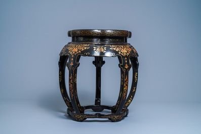 Un socle en bois peint et laqu&eacute;, Chine, 19&egrave;me