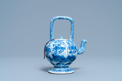 A Chinese blue and white teapot and cover, Kangxi