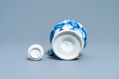 A Chinese blue and white teapot and cover, Kangxi