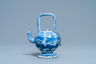 A Chinese blue and white teapot and cover, Kangxi