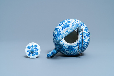A Chinese blue and white teapot and cover, Kangxi