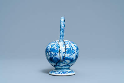A Chinese blue and white teapot and cover, Kangxi