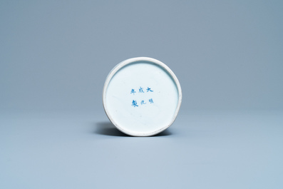 Een Chinese blauw-witte penselenbeker, Chenghua merk, Kangxi